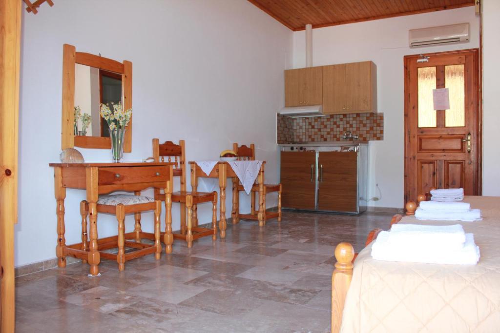 Liotrivi Studios Vasilikí Chambre photo
